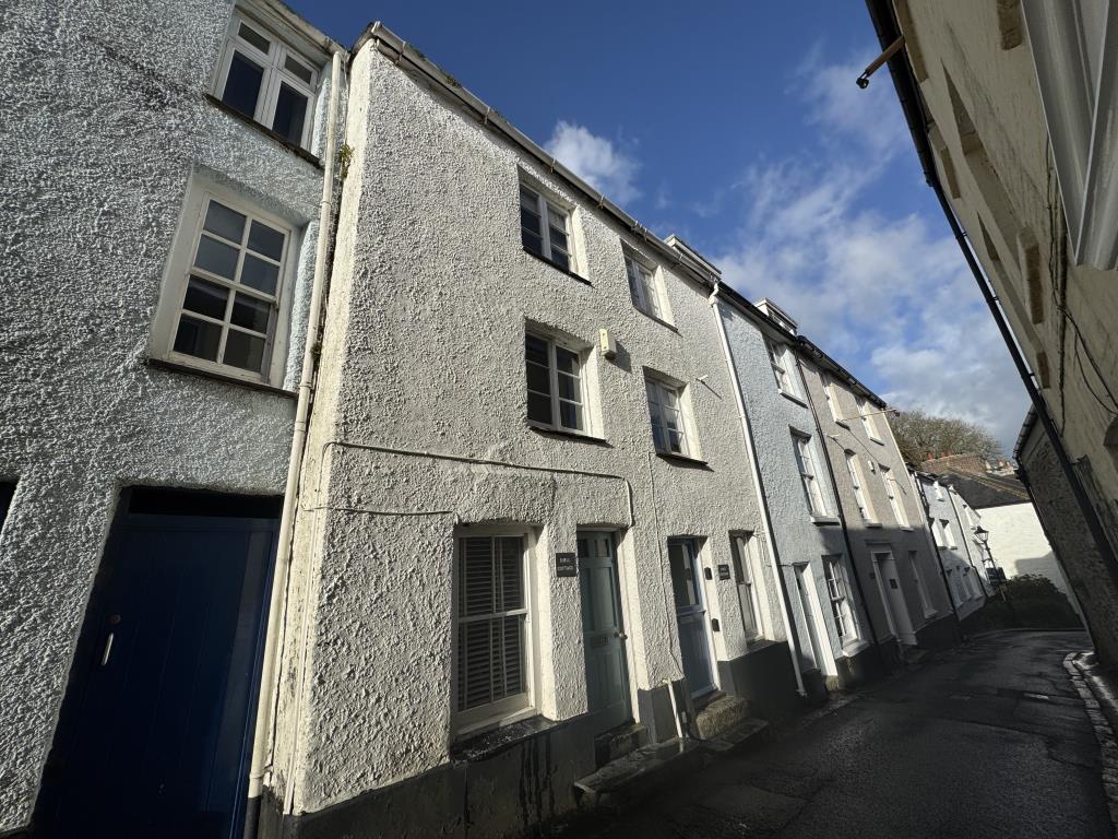 Lot: 124 - PERIOD COTTAGE IN DESIRABLE LOCATION - View of the property from the front
